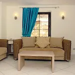 Costa Queen Suites غومْبيت