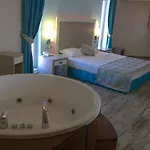 Costa Queen Suites منتجع
